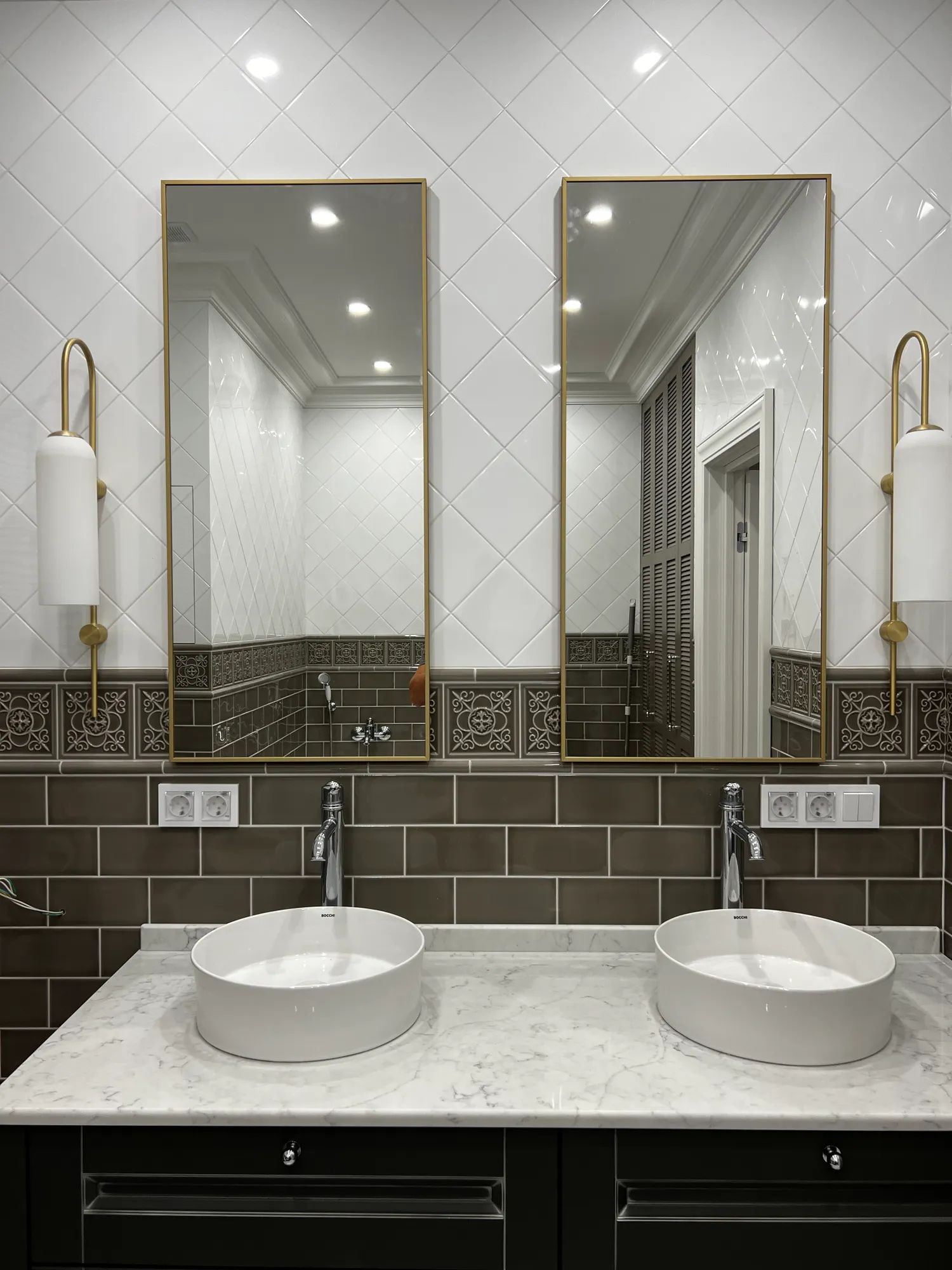 Навес зеркал в ванной комнате